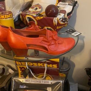 Everybody BZ Moda Leather Cut Out Floral Heels EUC